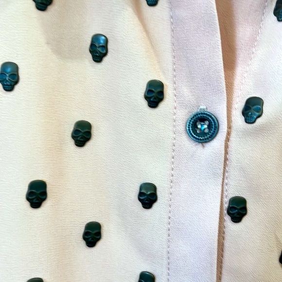 Hot & Delicious tan blouse with skulls, size S - Picture 2 of 3